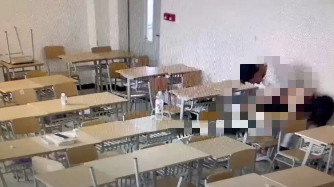 山东某学院情侣教室门事件，1分04秒完整视频