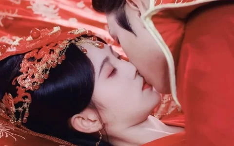 鞠婧祎荧幕初吻给了谁，鞠婧祎第一次是给了张哲瀚吗