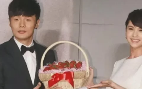 李荣浩纹身照是杨丞琳拍的 网友：哥嫂幸福比什么都好