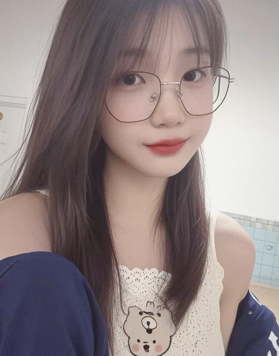 推特女网红奇迹manman，长相青涩疑似女高中生