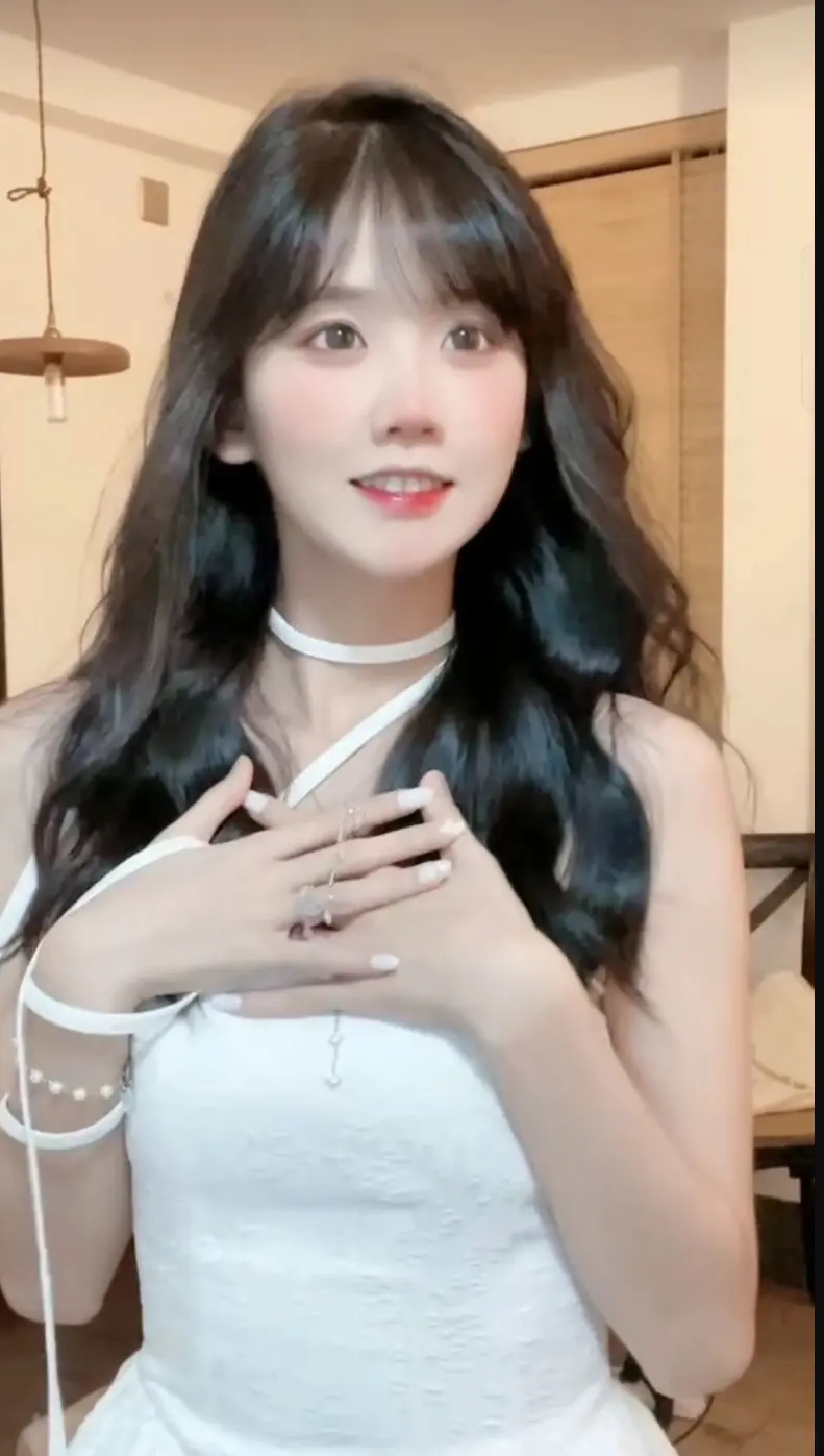 千万粉丝女网红井川里予吃烤肠视频的由来，视频是本人吗